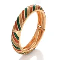 Brazalete grueso esmaltado con rayas de colores de alta calidad en acabado dorado - Estilo de empalme a rayas (FLDY-TWSZ marrón + verde) / Marrón/Verde/Blanco