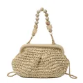 Dettaglio borsa di paglia intrecciata con manico di perle e tracolla a catena - Manico di Perle Beige Stile 1 (8956) / Bianco avorio