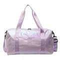 Nahaufnahme der schillernden violetten Reisetasche mit Stofftextur und Markenlogo - Lila
