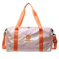 Detailansicht einer holografischen Reisetasche mit leuchtend orangen Griffen und Logo - Orange