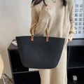 Bolso tote tejido negro grande con asas de bambú natural y diseño minimalista - Negro