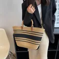 Bolso tote tejido a mano con asas de bambú y elegantes rayas negras de moda - Caqui