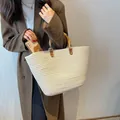 Bolso tote tejido elegante 2024 con asas de bambú y un acabado crema texturizado. - Blanco Roto