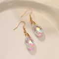 Detail von irisierenden Teardrop-Kristallohrringen mit eleganten goldenen Haken. - Nur Ohrringe (Ohne Kette) / AB-Farbe
