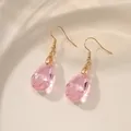 Exquisite Nahaufnahme von rosa tropfenförmigen Kristallohrringen mit eleganten Goldhaken - Nur Ohrringe (Ohne Kette) / Rosa