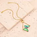 Detailansicht der verstellbaren goldfarbenen Kette mit grünem Kristall-Schmetterling - Nur Armband / Grün
