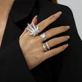 Detailansicht von silbernen Flüssigmetallringen und Blattring an der Hand eines Models - Stil 11 (BGZ-267) / Silber