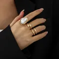 Detailansicht eines vergoldeten offenen Rings mit barocker Perle im flüssigen Lavadesign - Stil 14 (BGZ-267) / Gold