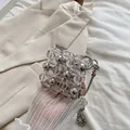 Mini-Quadratische Tasche aus transparenten und silbernen Perlen mit Kettengurt - Klarsichtstil