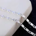 Detailaufnahme der texturierten Glieder einer 2mm silbernen flachen Gliederkette Halskette - 16 Zoll / Silber