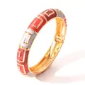 Brazalete de esmalte estilo palacio con motivo griego colorido y acabado dorado - Estilo Greca (HWDY-FWSZ Rosa Claro) / Rosa Claro