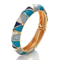 Brazalete esmaltado chapado en oro estilo palacio vintage con patrones geométricos azules y blancos - Estilo de triángulo geométrico (DYZJ-SJXSZ azul profundo/claro) / Azul Oscuro/Azul Claro/Blanco