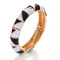 Elegante brazalete esmaltado dorado con patrón de triángulos en blanco y negro y cierre - Estilo de triángulo geométrico (DYZJ-SJXSZ blanco y negro) / Negro/Blanco