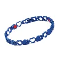 Nahaufnahme eines blauen Herz-Gliederkettenarmbands mit rot-weißen Emaille-Details. - Rot Weiß Schwarz Emaille / Blau