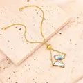 Elegante Detailansicht eines blauen Zirkon-Schmetterlingsarmbands mit Goldkette - Nur Armband / Hellblau