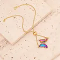 Detailansicht des bunten Zirkon Schmetterlingsanhängers an einer goldene Kette - Nur Armband / Regenbogen
