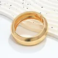 Vista dettagliata di un bracciale rigido in lega d'oro lucido con chiusura a cerniera - Stile Liscio Largo (KBXTWL) / Oro