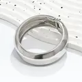 Primo piano di un bracciale rigido in lega d'argento con finitura lucida e liscia. - Stile Liscio Largo (KBXTWL) / Argento