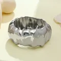 Primo piano di un bracciale rigido d'argento a pieghe irregolari con texture ondulata. - Texture a Onde Irregolari Minimalista (款式十一) / Argento