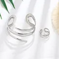 Elegante set di bracciali e anelli in metallo argentato con avvolgimento a tre strati - Set in Ferro / Argento