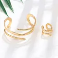 Elegante set di bracciale rigido e anello in metallo dorato a tre strati per donna - Set in Ferro / Oro