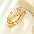 Dettaglio del bracciale rigido dorato largo con trama martellata irregolare moda - Stile 6 / Oro