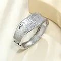 Vista dettagliata del bracciale a fascia argento con trama martellata irregolare. - Stile 6 / Argento