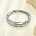 Bracciale rigido minimalista in metallo argento con onde irregolari e finitura lucida - Stile 8203 / Argento