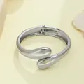 Bracciale rigido minimalista in metallo argento con finitura lucida a specchio per donna - Stile Sovrapposto Irregolare (Stile 14) / Argento