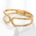 Elegante bracciale rigido dorato minimalista con onde irregolari e finitura lucida - Stile a onde irregolari (2) / Oro