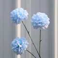 Elegante künstliche Kugel-Chrysanthemen mit 3 Köpfen in Hellblau für die Hochzeit - Blau