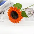 Lebendige orangefarbene künstliche Sonnenblume mit Blättern für elegante Dekoration - Orangerot