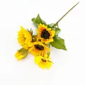 Vibrantes girasoles artificiales amarillos de varias cabezas sobre fondo blanco - Ramo de Girasoles de 5 Cabezas