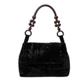 Detalle de bolso de terciopelo negro con asa de cuentas de madera en estilo chino - Negro