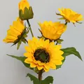 Ramo de girasoles artificiales con pétalos amarillos vibrantes y hojas verdes reales - 5 Head Sunflower