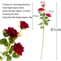 Specifiche e dimensioni di rose artificiali rosso scuro in velluto con 2 fiori e 1 bocciolo - 2 Fiori 1 Bocciolo Rosa ad Angolo in Velluto (Rosso Scuro) / 64cm / Rosso scuro