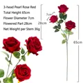 Elegante stelo di rosa artificiale in velluto rosso a 3 teste per decorazioni 65 cm - Rosa Perla in Velluto a 3 Teste (Rosso Brillante) / 65cm / Rosso