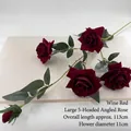 Elegante ramo di rosa in velluto artificiale da 113 cm con 5 teste di fiori bordeaux - Rosa Angolare (Rosso Vino)