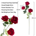 Elegante stelo di rosa artificiale in velluto rosso scuro con tre teste, lungo 65 cm - Rosa Perla in Velluto a 3 Teste (Rosso Scuro) / 65cm / Rosso scuro