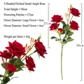 Ramo di rose artificiali in velluto rosso a cinque teste per decorazioni nuziali - Piccola Rosa ad Angolo in Velluto a 5 Teste (Rosso) / 58cm / Rosso