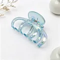 Vue macro détaillée de la pince à cheveux transparente couleur AB irisée en forme de citrouille - UV电镀AB彩蓝色