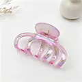 Gros plan d'une pince à cheveux citrouille rose irisée pour accessoires de coiffure. - Rose Iridescent