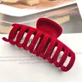 Detailweergave van de zachte bordeauxrode fluwelen flocking op de grote haarklem. - 9 Skelet Stijl / Bordeauxrood