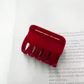 Detailopname van een elegante wijnrode geflockte haarklem op tijdschrift - Mini Klem / Bordeauxrood