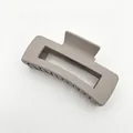 Detail einer matten 8,5 cm quadratischen Haarklammer in Reiskaffee-Farbe - Beige und Kaffee