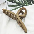Detailed view of a large matte brown shark clip with an elegant ribbon design. - Streamer Style (15) / 11cm / Light Coffee