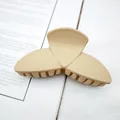 Nahaufnahme der eleganten mattcremefarbenen Haarklammer mit ihrem glatten Finish - Khaki