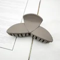 Detailansicht einer matten milchkaffeebraunen Haarklammer mit einzigartigem Design - Hellkaffee