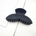 Mattschwarze Haarklammer mit einzigartigem Dreiblatt-Design für elegantes Styling. - Schwarz
