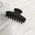 Détail en gros plan d'une pince à cheveux noire mate de taille moyenne au design requin - Flat Dragon Bone Style / Noir mat